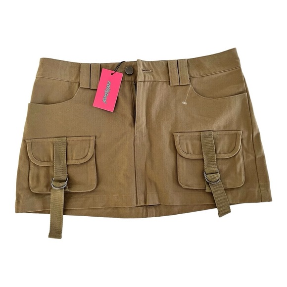 EDIKTED Janelle Low Rise Cotton Cargo Miniskirt in Beige a
New 32”w X 12” L - Picture 6 of 14